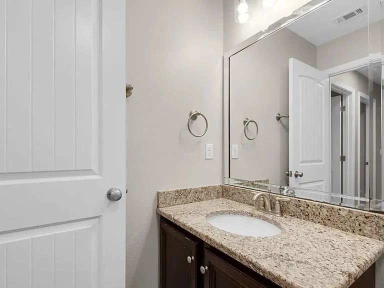 17 W Shady Oaks Ln #C — Photo 27