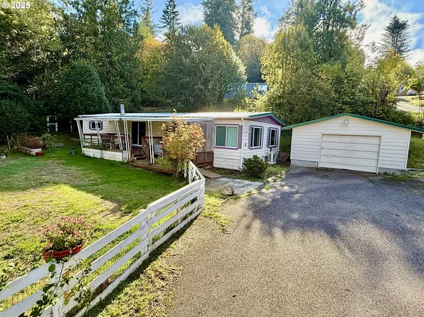 1938 Maryland Ave, Myrtle Pt, OR 97458