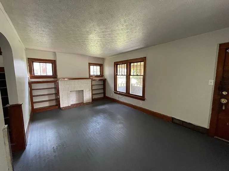 325 Grace Ave — Photo 3