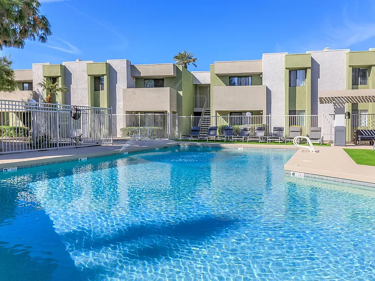 Lemon & Pear Tree Apartments — Photo 5