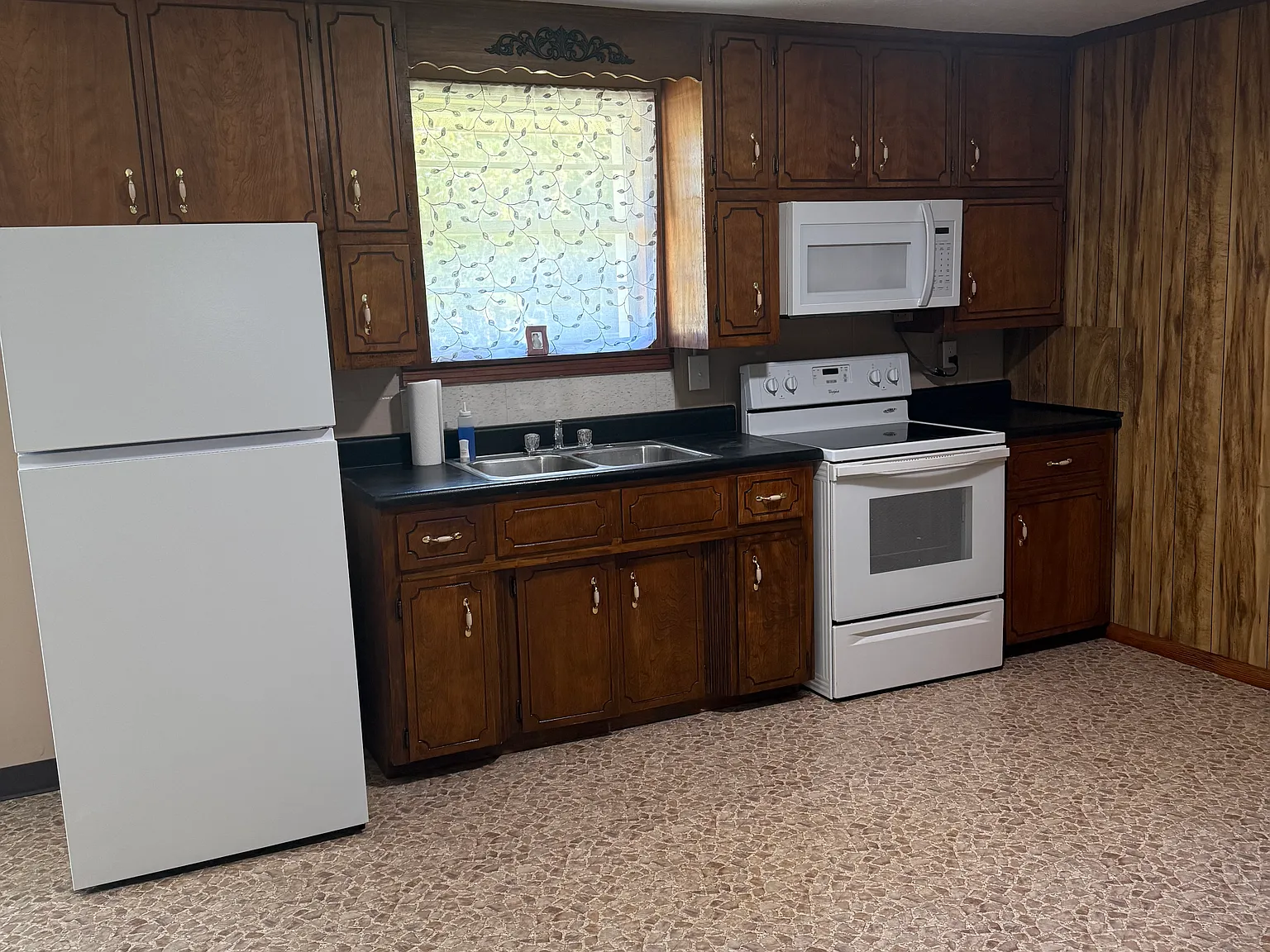 Studio, 1000 sqft, $800 — Photo 3
