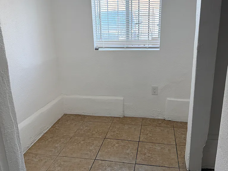 Magnolia Ave — Photo 3