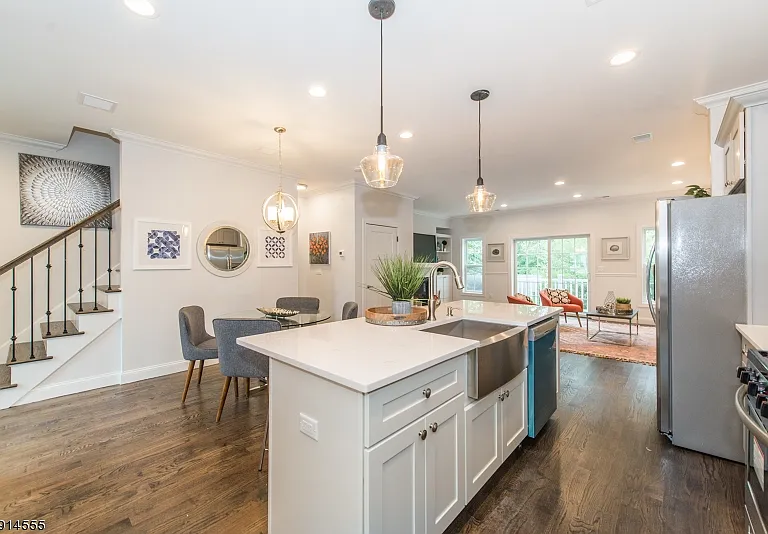21 Chaz Way — Photo 2