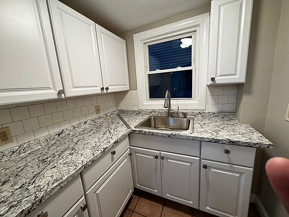 2nd image of 185-187 Newbury St #187-02