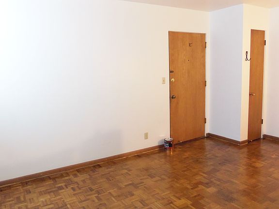 3rd image of 1821 G St APT 2