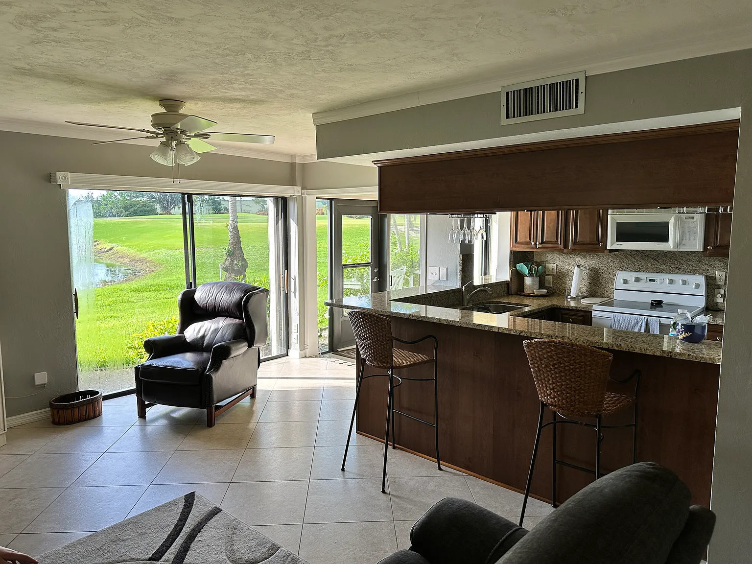 2 bed, 1100 sqft, $1,700 — Photo 2