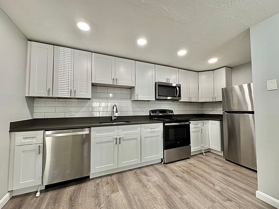 2nd image of 433 Sunderland Rd #B