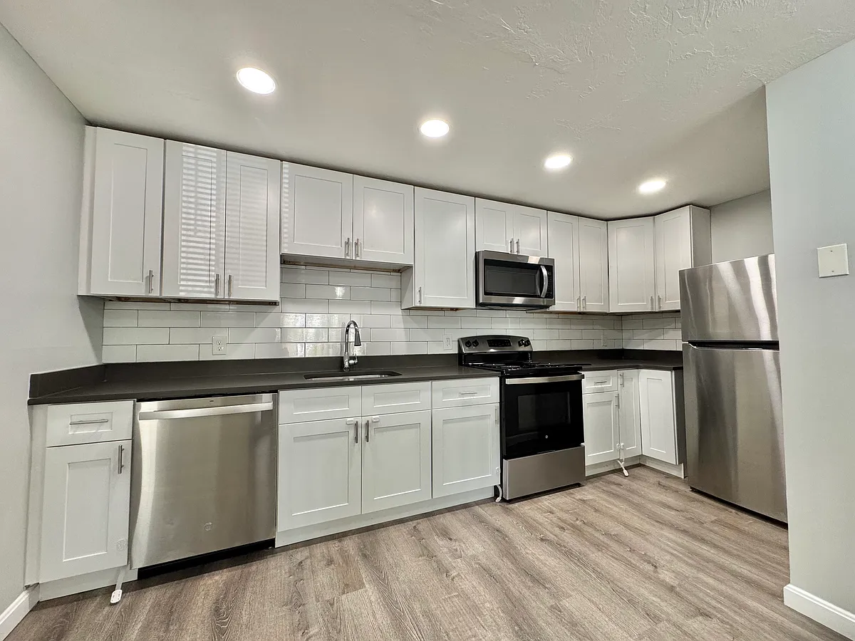 Building Photo - 433 Sunderland Rd #B