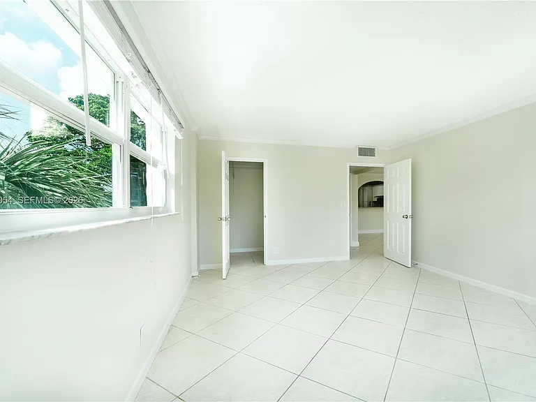 2555 NE 11th St #310 — Photo 24