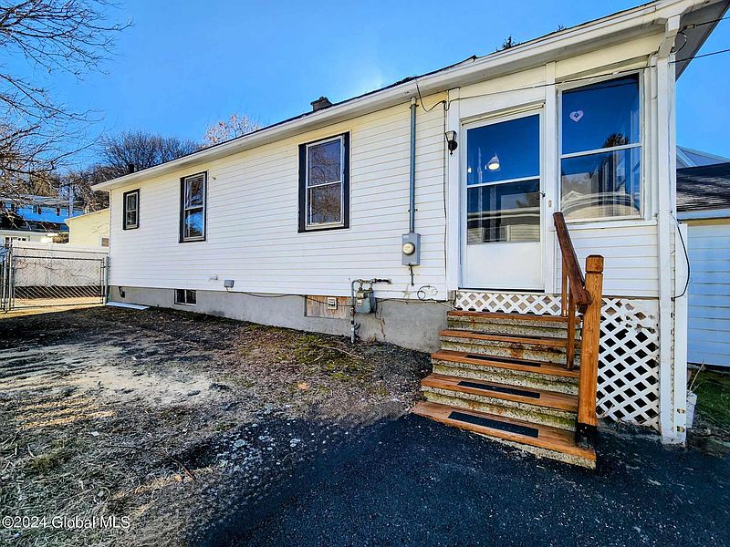 3rd image of 84 N Lake Avenue