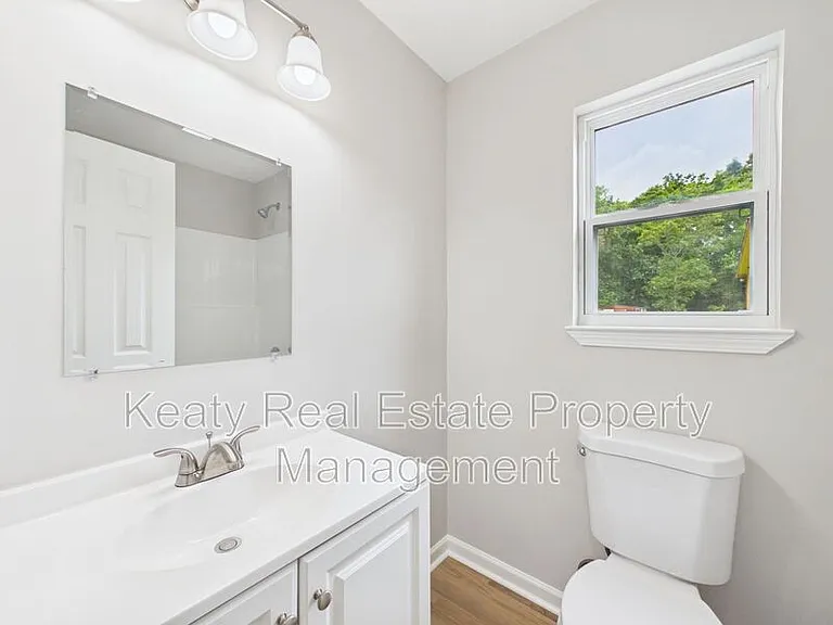 908 Saint Charles St — Photo 17
