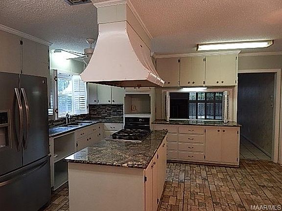 2nd image of 2833 Montrose Ave