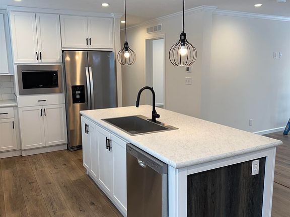 4th image of 21 Shawn Avenue