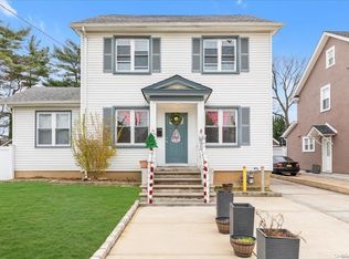 171 Banbury Rd, Mineola, NY 11501