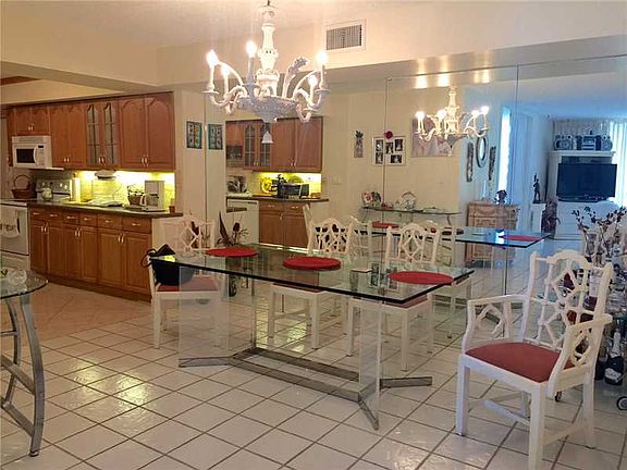 3rd image of 1121 Crandon Blvd APT D406