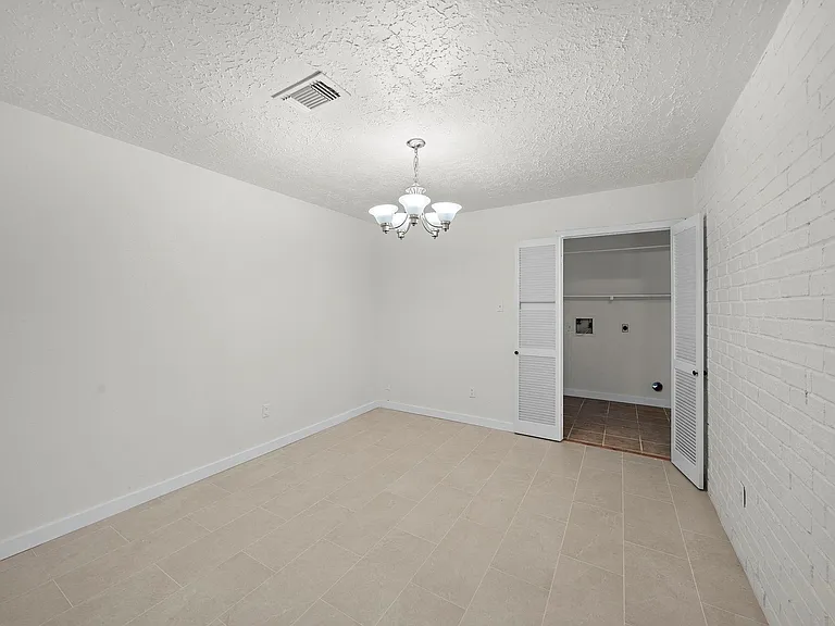 13815 Grosvenor St — Photo 10