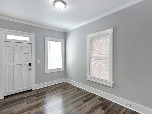 3rd image of 720 W Victory Dr