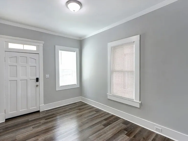 720 W Victory Dr — Photo 3