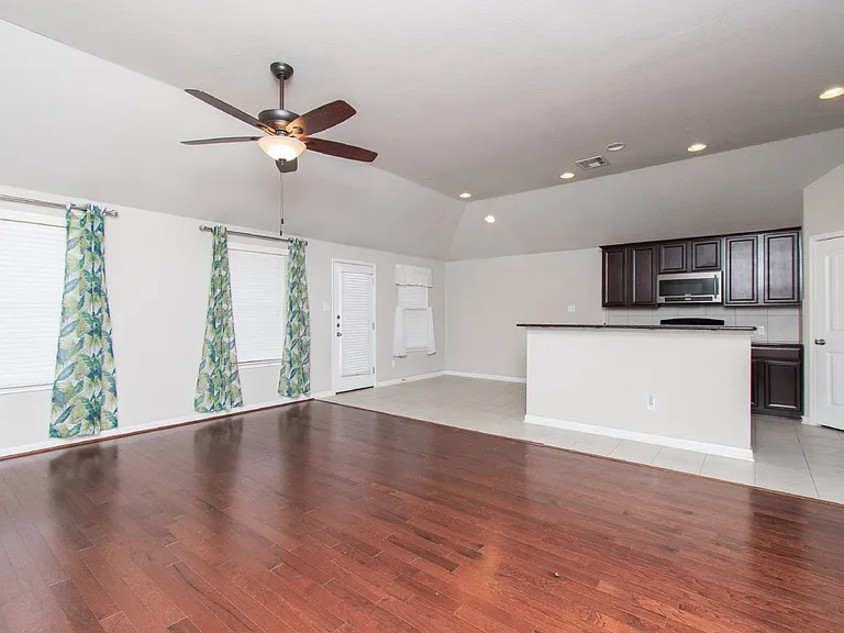 136 Mistflower Ln — Photo 3