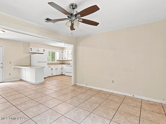 4th image of 608 Simpson Cir