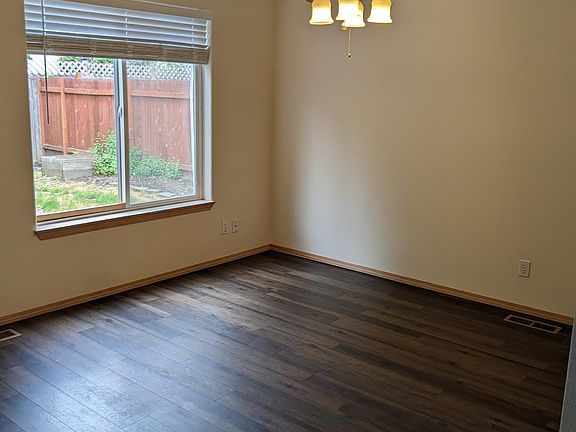 5th image of 221 SE 29th Ave