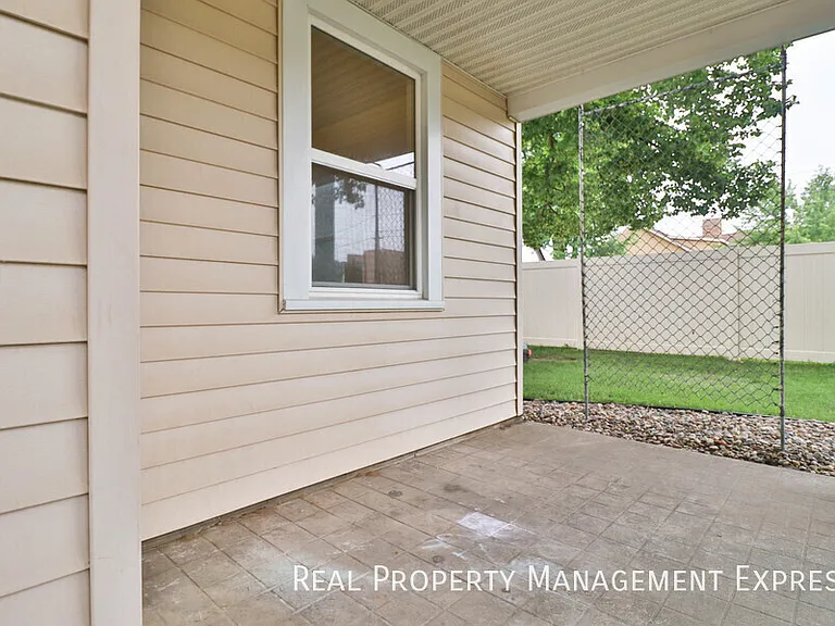1412 W 17th St — Photo 5