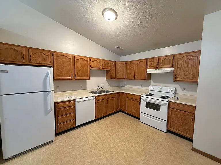 3516 Thornhill Cir W — Photo 2