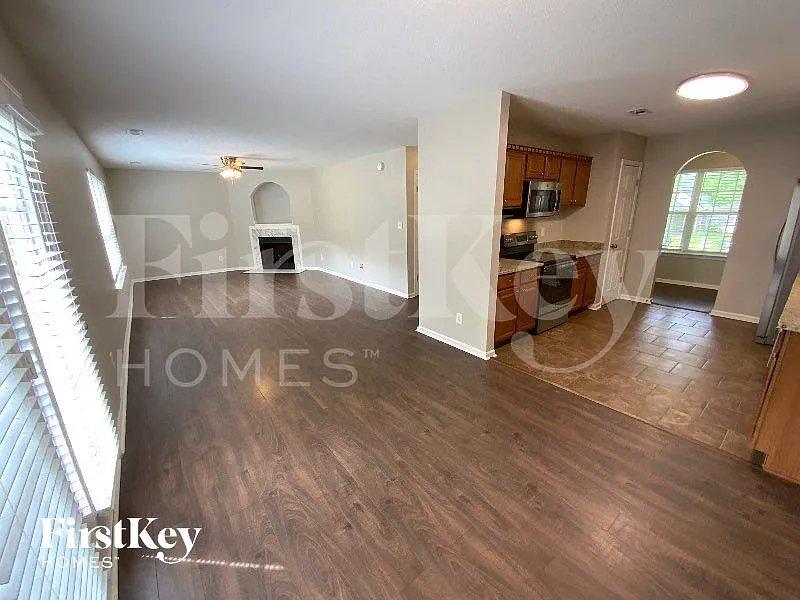 3 bed, 2.0 bath, 1694 sqft, $2,140 — Photo 2