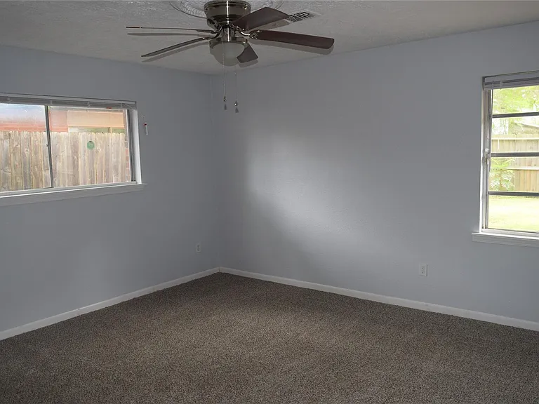9902 Tolman St — Photo 4
