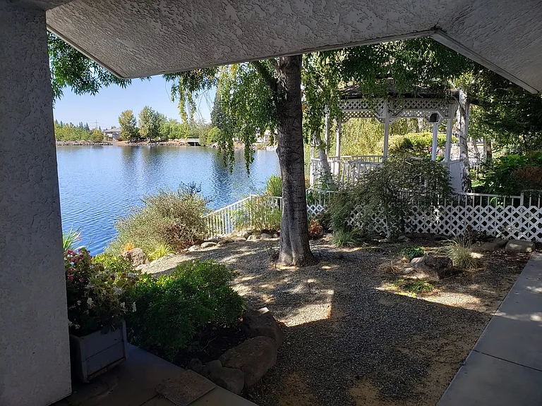 44 Edgewater Ct — Photo 21