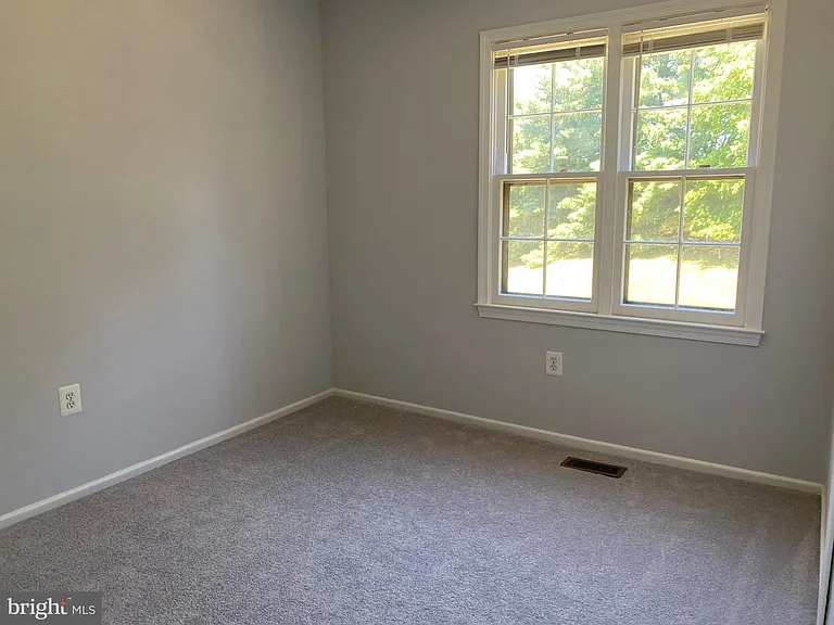 4 Chantilly Ct — Photo 32