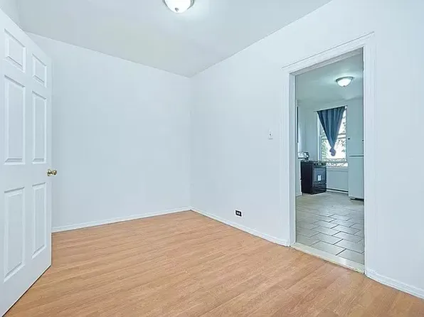 572 East New York Avenue image 7 of 9