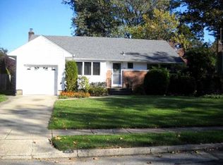 961 W Shelley Rd, Bellmore, NY 11710