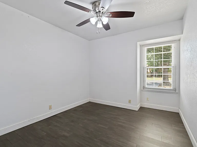 301 Goldrun Dr — Photo 4