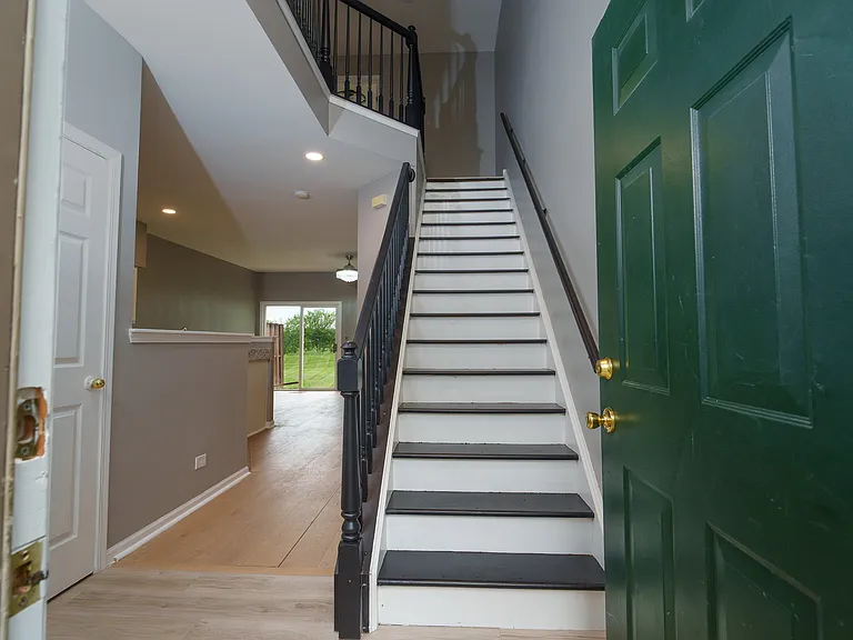 1039 Woodview Ct — Photo 2