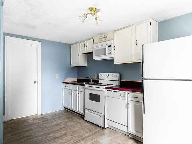 241 Center St #B — Photo 7