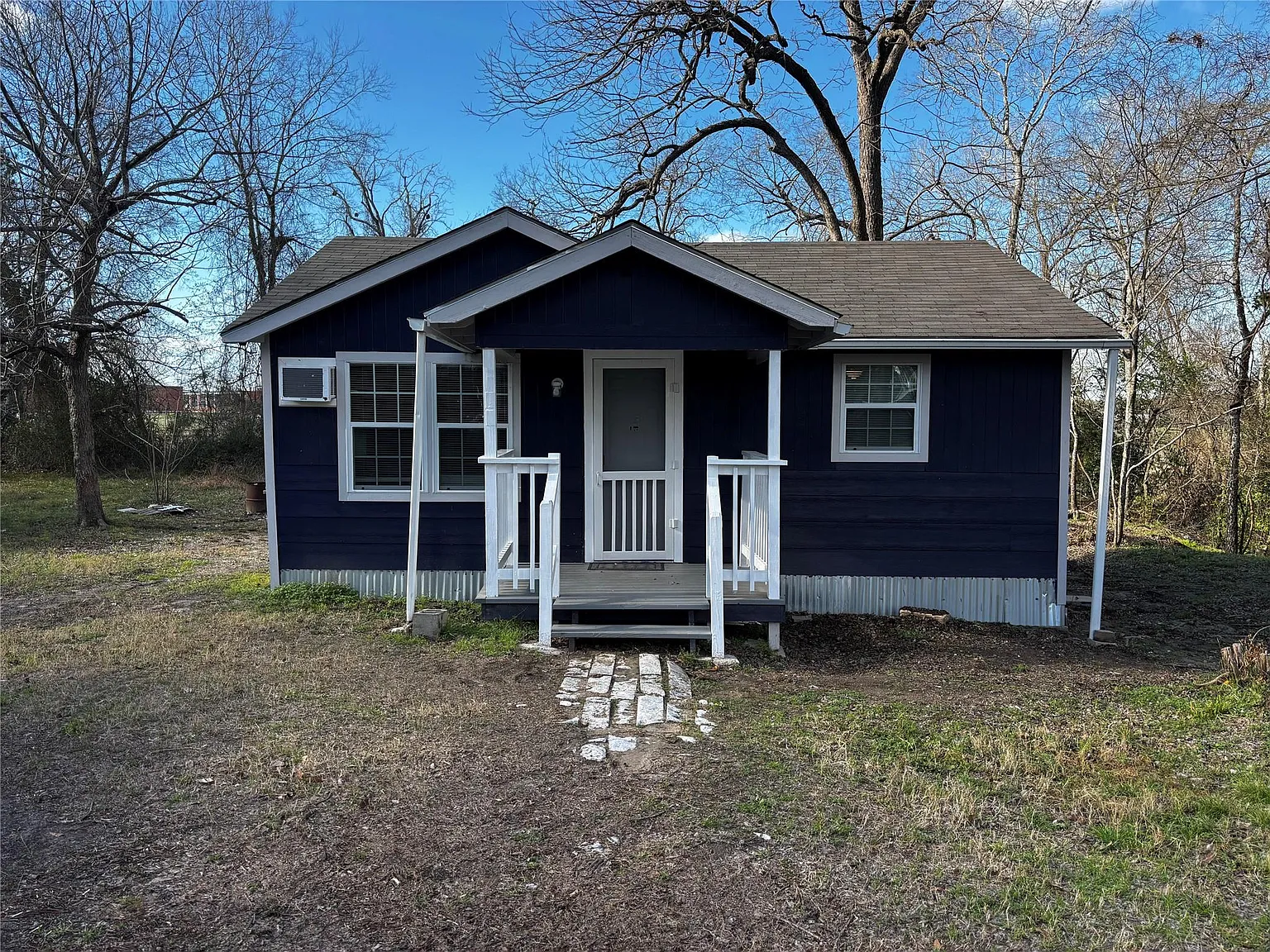 2 bed, 1.0 bath, 572 sqft, $1,300 — Photo 1