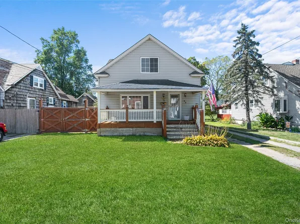 62 Center Avenue, Bay Shore, NY 11706