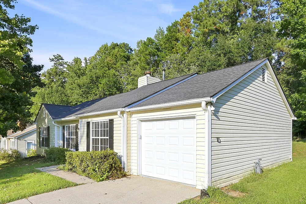 3 bed, 2.0 bath, 1308 sqft, $1,875 — Photo 3