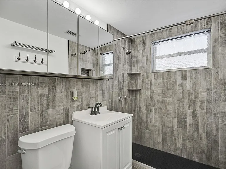 2920 SW 3rd St #2920 — Photo 8