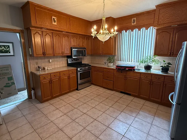 546 Lonsdale Ave #2 — Photo 3