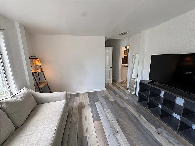 142 6th Ave N #1 — Photo 5
