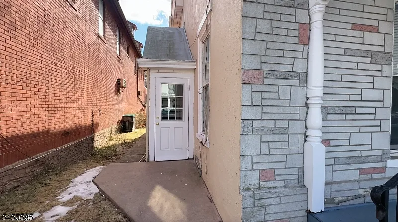 3 bed, 1.0 bath, $2,200 — Photo 2
