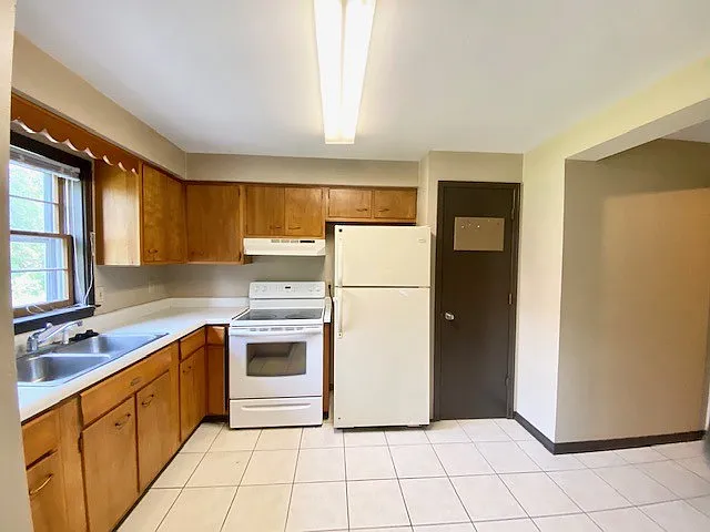 Two Bedroom Duplex- Windsor Heights, Iowa — Photo 3