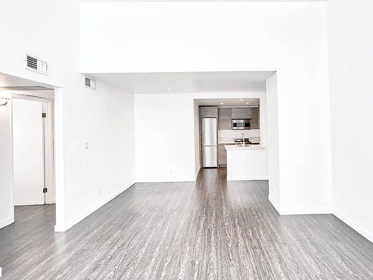 6651 Franklin — Photo 4