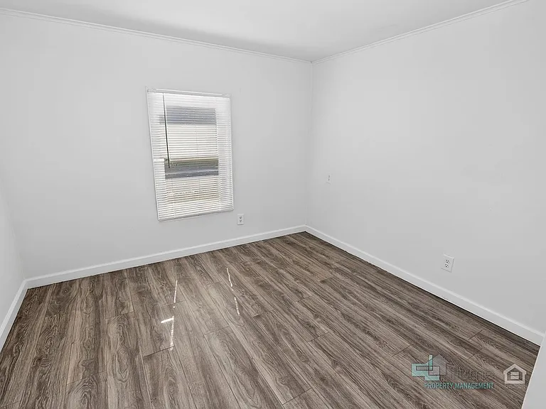 Charming Multi-Unit Living in Prime Northeast Salem Location — Photo 17