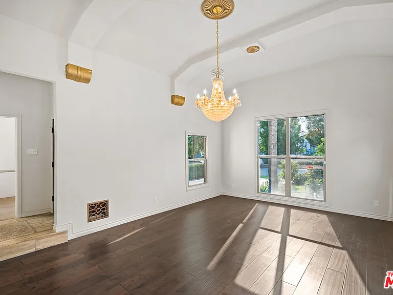 422 S Clark Dr — Photo 3