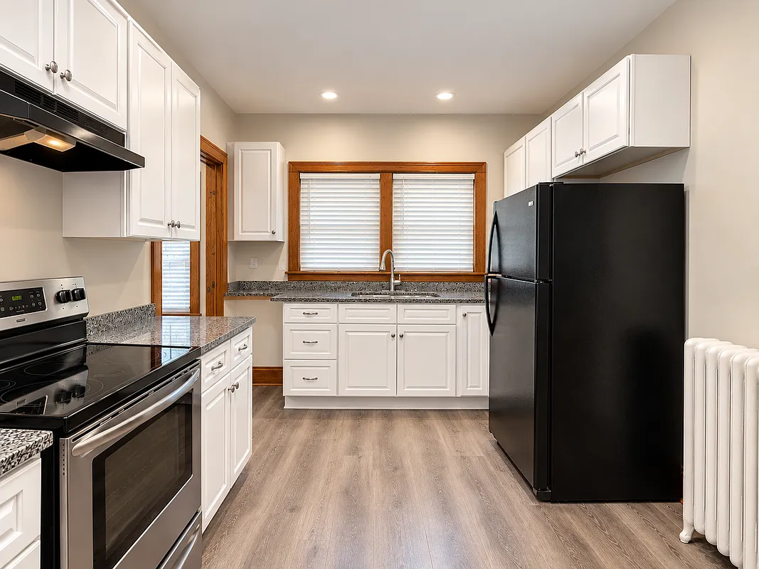 3 bed, 1.5 bath, 1192 sqft, $2,000 — Photo 2