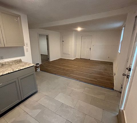 5th image of 82 Dewitt St