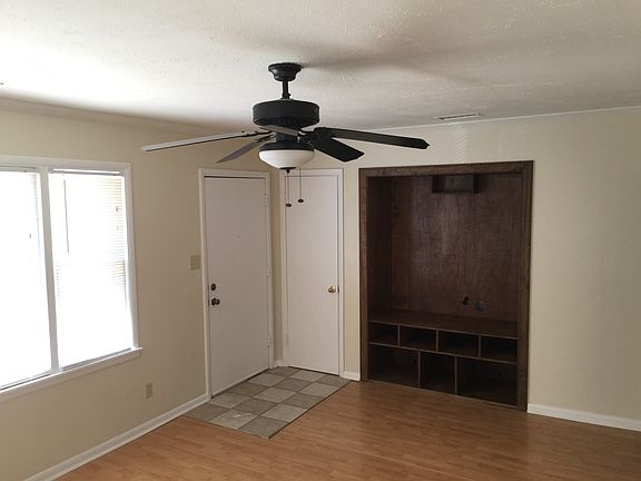 3rd image of 410 Greenacres Dr NW